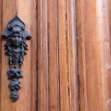 Foto 19. Le ante esterne sono caratterizzate da batacchi in ottone in stile liberty, il sinistro con un volto femminile... (Foto di Antonio Caradonna)
